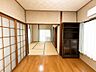 室内：和室とつながる開放感のある間取り。お部屋を広く使えるのも魅力です♪