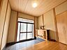 玄関：木の温もりを感じる広々とした玄関ホール。来客時にもゆとりを感じられます。