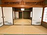 室内：趣ある欄間や襖絵が印象的な和室。日本家屋ならではの魅力を感じられます。