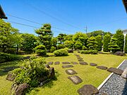 広々とした敷地には、美しく整えられた庭が広がります。家庭菜園やドッグラン、ガーデニングなど多彩な使い方が可能です