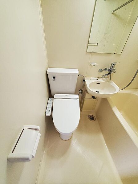 ワンルームタイプでは珍しい温水洗浄暖房機能付きのお手洗い!