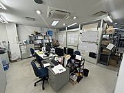 現在は事務所として利用、いくつかのパーテーションで区切っています
