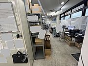 現在は事務所として利用、いくつかのパーテーションで区切っています