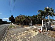 敷地入口から西方向を撮影