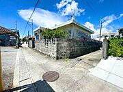 こちらのT路地を曲がった先にあります。