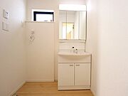 三面鏡付きで朝の支度も進めやすいです