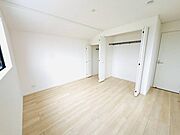 収納が2か所あり使い分けしやすい主寝室です
