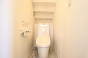 清潔感のあるトイレ空間。窓付きで換気もしやすい設計です。