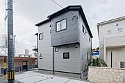 グレー外観の輪郭が落ち着いて映ります