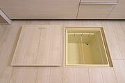 食品や備品を分けて置きやすい床下収納です