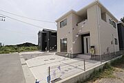 駐車場との距離感もつかみやすい外観です