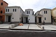 建物全体の形が伝わる正面外観です