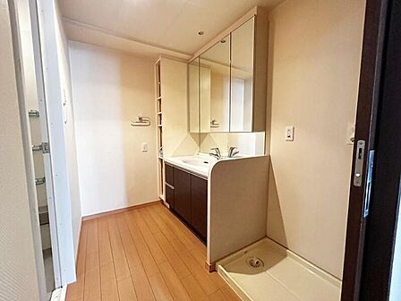 南向き角部屋につき陽当たり・通風良好