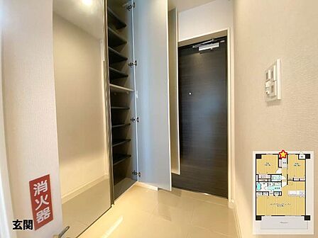 収納力のあるシューズボックス付き玄関。靴を整理してすっきり使えます。