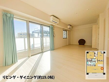 約19帖のゆとりあるLDK。家族でくつろげる開放感のある空間です。