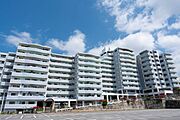 開放感ある大型マンション外観