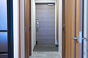 玄関から続く高級感ある内装デザイン
