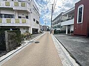 敷地前面の道路がこちらから左に曲がります。