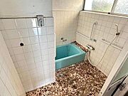 バス・トイレ別でゆったりと疲れを癒やせる浴室空間。窓が設置されており、湿気がこもりにくく掃除もスムーズに行えます。一日の終わりにリラックスした時間を過ごせる、自分だけの落ち着いたバスタイムを叶えます。