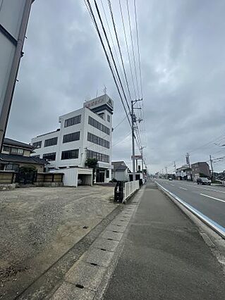 大型の車両の出...