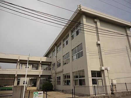 【小学校】新居浜市立中萩小学校まで277m