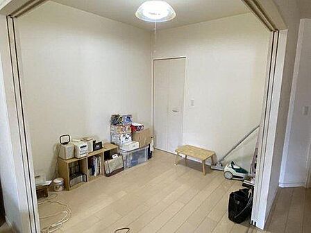 お子様部屋や客間として多目的に使える第2の居室。クローゼット完備で、物が増えがちな子供部屋としても重宝します。リビングと仕切ることができ、勉強や遊びに集中できる健やかな環境です。
