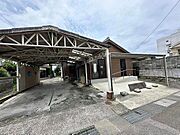 駐車場　屋根付きの駐車スペースです。自己利用部分とアパート居住者ように分けて利用できます。