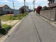 北側道路を西向きに撮影　前面道路は北側4.1m、西側4.4mの公道に面した角地です。角地ならではの開放感があり、採光を遮るものがない明るい住まいを構築できます。