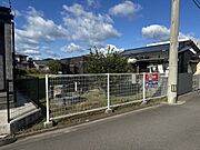 神郷小学校まで徒歩14分で通学も安心。スーパーやドラッグストアが身近に揃い日々の生活も便利です。隣家との距離を十分に保てる75坪超の敷地面積があり、プライバシーを守りながら静かに過ごせます。