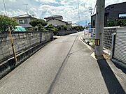 東側接道を南向きに撮影　周囲の視線を気にせず駐車できる落ち着いた道路環境が魅力。平坦な道のりは自転車やベビーカーでの移動も快適です。