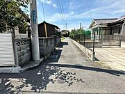 北側接道　西向きに撮影　幅員が約2.5mで広い道ではありませんが、隅切りがあるので通行しやすいくなっています。