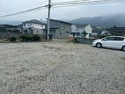 駐車スペースは5台分以上を確保しており、ご親戚や友人の来客時も場所を気にせず招待できる余裕があります。