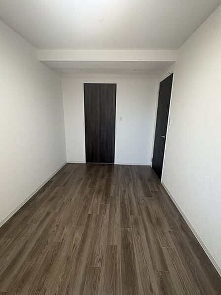 主寝室として最適なゆとりある洋室。ダブルベッドを置いても十分な通路幅を確保できます。ウォークインクローゼットを備えており、衣類だけでなくスーツケースなどの大きな荷物も収納できる片付け上手な部屋です。