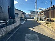 【前面道路含む現地写真】南側道路を西向きに撮影