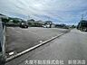 周辺：目の前の道路が広く、車での出入りもストレスなくスムーズに行えます。