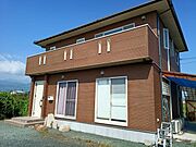 110坪の敷地に凛と佇む、2011年築の落ち着いた2階建て。駐車3台以上可能な広いカースペースと、南向きのお庭が映える開放的な佇まい。整形地ならではの整った配置が、住まいの風格を感じさせる。