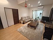 南側道路に面した立地を活かし、明るさとプライバシーを両立。和室と繋げることで、より広々とした大空間としても活用可能です。複層ガラスの効果で外の音が気にならず、静かな環境で団らんを楽しめます。