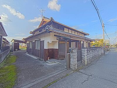 外観：125坪超の広大で平坦な土地は、平屋建てや2階建てなど様々な建築計画に柔軟に対応します。更地渡しのため解体工事の手間がなく、お好みのハウスメーカーでこだわりの住まいづくりをすぐに始められます。