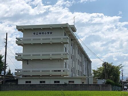 【小学校】神拝小学校まで594m
