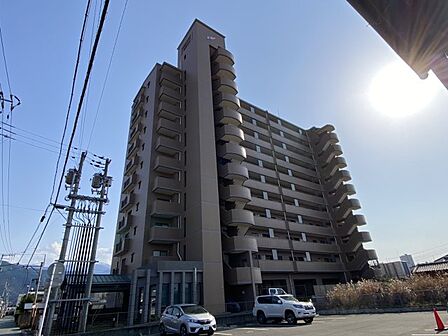 鉄筋コンクリート造の地上10階建てマンションの上層階の角部屋です。 伊予西条駅まで徒歩圏内で、利便性の良い立地です。