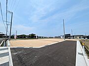 分譲地入口の様子。前道5mでゆったり♪