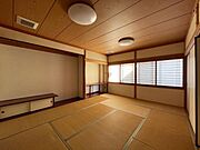 【2階】10帖の和室。来客や家族団らんスペースとしても使い勝手の良い和室。