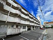 重厚な鉄筋コンクリート造の建物