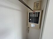 洋室クローゼットに火災警報設備の総合盤が設置されております。