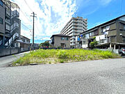 閑静な住宅地内。小・中学校も近く、お子様の通学も安心です。