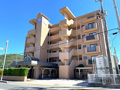 外観:総戸数24戸、全戸南向きのマンション。ファミリーマート介良店がすぐ隣にある便利な立地です。 外観:総戸数24戸、全戸南向きのマンション。ファミリーマート介良店がすぐ隣にある便利な立地です。