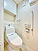 その他：温水洗浄便座付きトイレです。トイレットペーパーなどの日用品も吊戸棚にスッキリ収納できます。