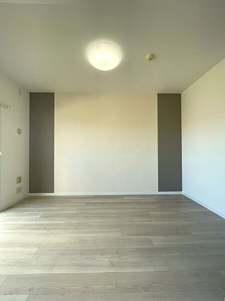 南側洋室は約6.1帖。明るいお部屋です。