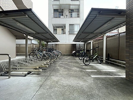 駐輪場は屋根付きで雨天時でも安心です。