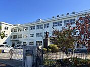 神郷小学校まで徒歩約6分(約400m)